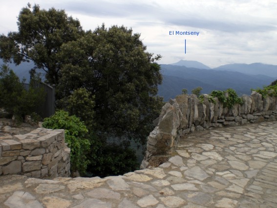 Pla&ccedil;a de les Guilleries. Escales on comen&ccedil;a la sortida