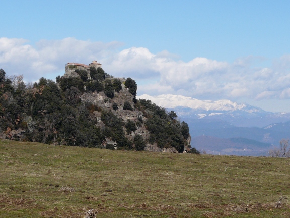 Sant Miquel de Castell&oacute;. Al fons, el Canig&oacute;